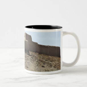 Caneca De Café Em Dois Tons Um composto fortificado na vila de Akbar KH