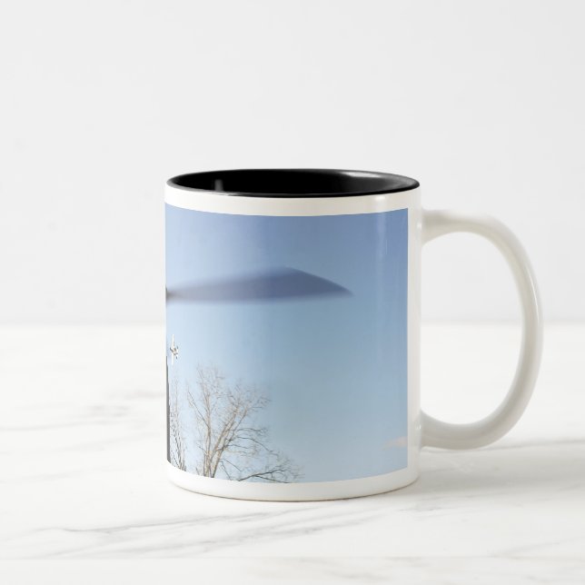 Caneca De Café Em Dois Tons Um CV-22 Osprey se prepara para decolar (Direita)