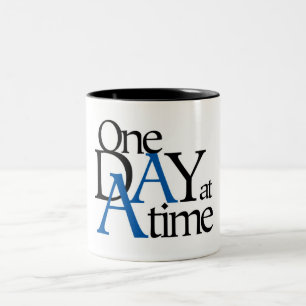 Caneca De Café Em Dois Tons um dia de cada vez