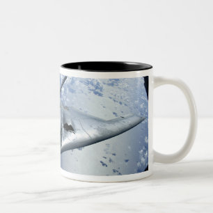 Caneca De Café Em Dois Tons Um espírito B-2 move-se na posição para