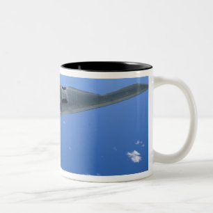 Caneca De Café Em Dois Tons Um espírito B-2 sobe através do céu