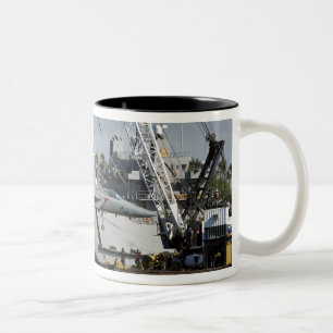 Caneca De Café Em Dois Tons Um F-15 Eagle obtem um elevador de um guindaste da