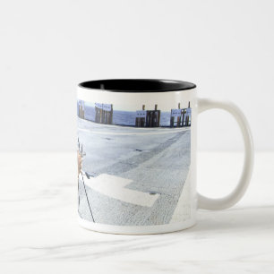 Caneca De Café Em Dois Tons Um fuzileiro naval dos E.U. que ajusta sua arma