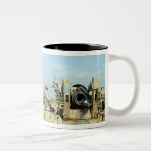 Caneca De Café Em Dois Tons Um fuzileiro norte-americano prepara arredondament