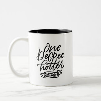 Caneca De Café Em Dois Tons Um Grau mais quente 2023, com handlettered