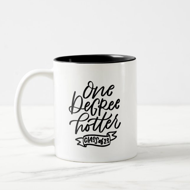 Caneca De Café Em Dois Tons Um Grau mais quente 2023, com handlettered (Esquerda)
