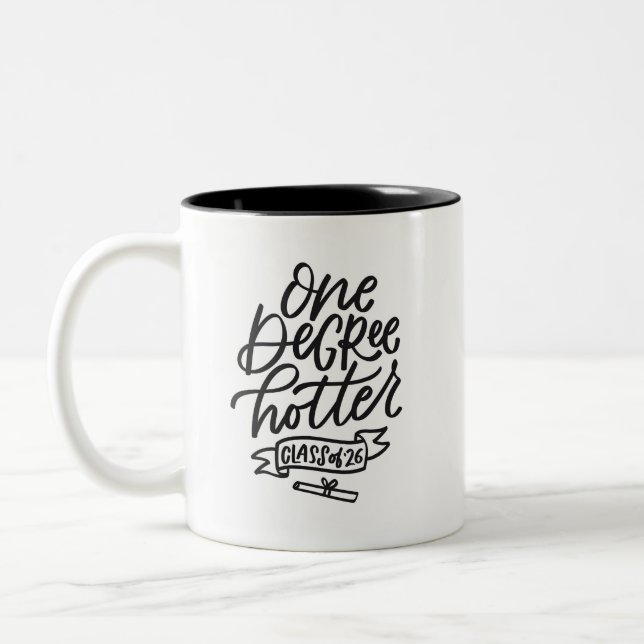 Caneca De Café Em Dois Tons Um Grau Mais Quente 2026 Letra à Mão  (Esquerda)