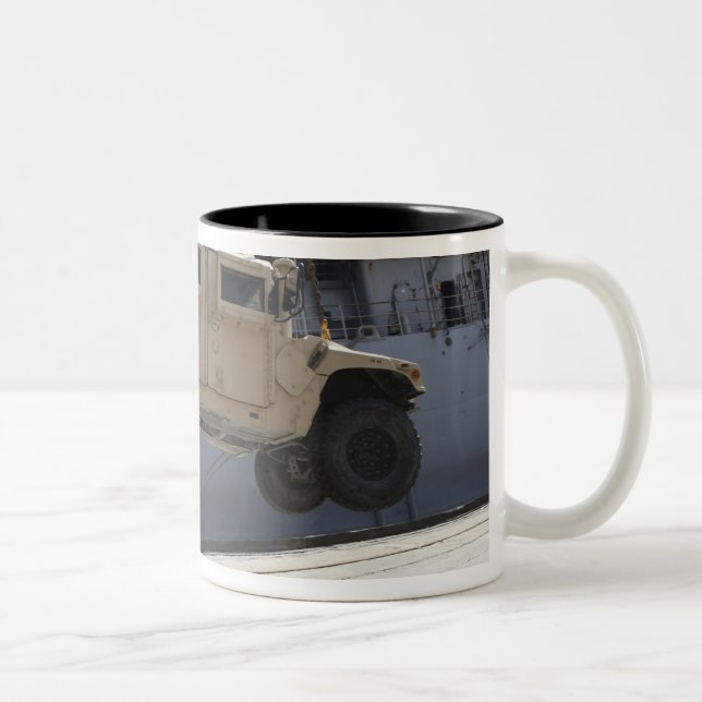 Caneca De Café Em Dois Tons Um guindaste levanta um Humvee M998 (Direita)