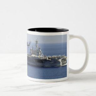 Caneca De Café Em Dois Tons Um helicóptero de MH-60S Seahawk