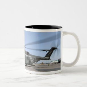 Caneca De Café Em Dois Tons Um helicóptero Dragão Marítimo MH-53E