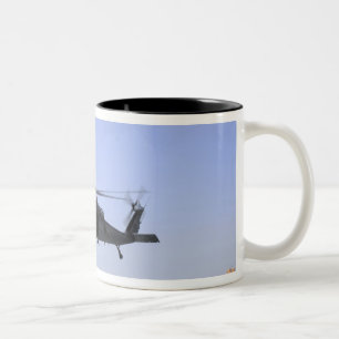 Caneca De Café Em Dois Tons Um HH-60G pavimenta o falcão que descola do