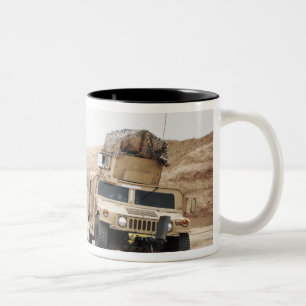 Caneca De Café Em Dois Tons Um Humvee conduz a segurança