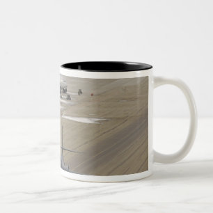 Caneca De Café Em Dois Tons Um lanceiro de B-1B chega na base da força aérea