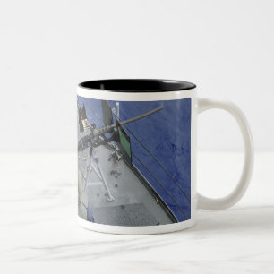 Caneca De Café Em Dois Tons Um marinheiro dos EUA dispara um M2HB de 50 calibr