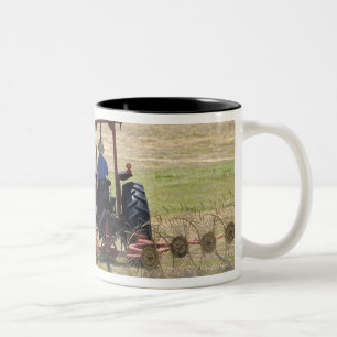 Caneca De Café Em Dois Tons Um menino dirigindo um trator colhendo