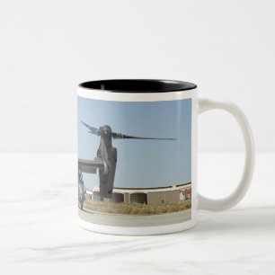 Caneca De Café Em Dois Tons Um Osprey CV-22 prepara-se para a decolagem