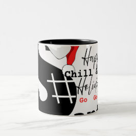 Caneca De Café Em Dois Tons Um Papai noel Chill &Cozy em uma praia e uma carta
