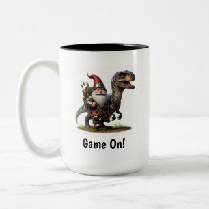 Caneca De Café Em Dois Tons Um Pequeno Guerreiro Gnomo a posar com o seu Dragã