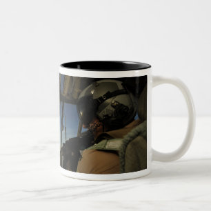 Caneca De Café Em Dois Tons Um piloto de Hércules C-130 examina o horizonte