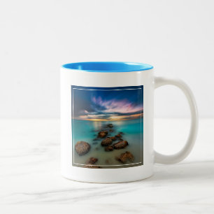 Caneca De Café Em Dois Tons Um por do sol bonito sobre turcos & Caicos da baía