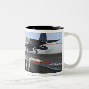 Caneca De Café Em Dois Tons Um prowler EA-6B é lançado da cabina de pilotagem