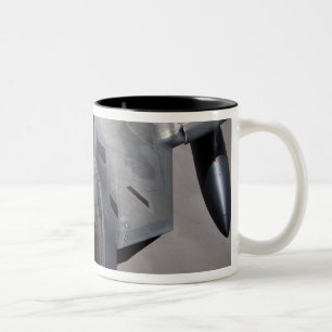 Caneca De Café Em Dois Tons Um raptor da força aérea de E.U.F-22 é