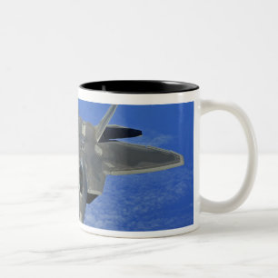 Caneca De Café Em Dois Tons Um Raptor F-22 da Força Aérea dos EUA em voo perto