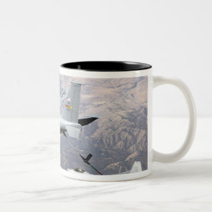 Caneca De Café Em Dois Tons Um Raptor F-22 recebe combustível de um KC-135