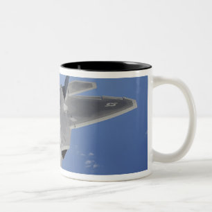 Caneca De Café Em Dois Tons Um Raptor F-22 se move para a posição para receber