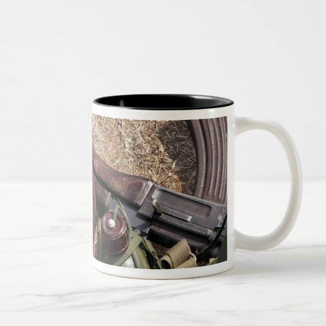 Caneca De Café Em Dois Tons Um rifle, cobrir militar e cantina (Direita)