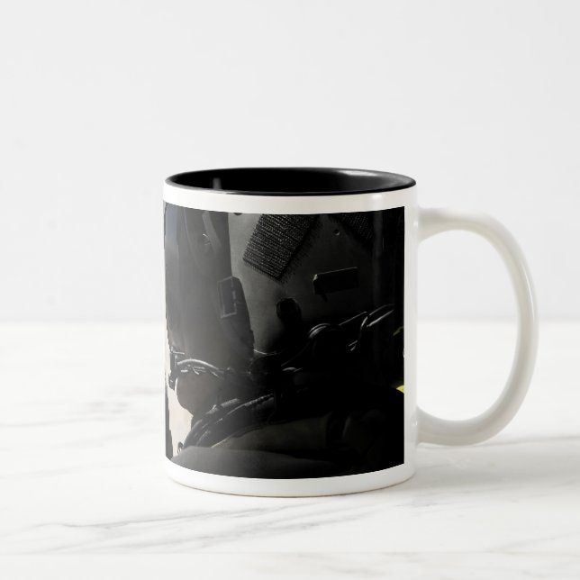 Caneca De Café Em Dois Tons Um soldado fornece segurança (Direita)