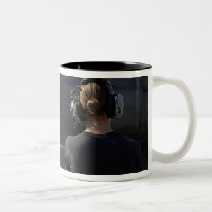 Caneca De Café Em Dois Tons Um soldado monitora o desempenho