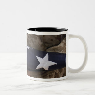 Caneca De Café Em Dois Tons Um soldado segura bandeira dos Estados Unidos