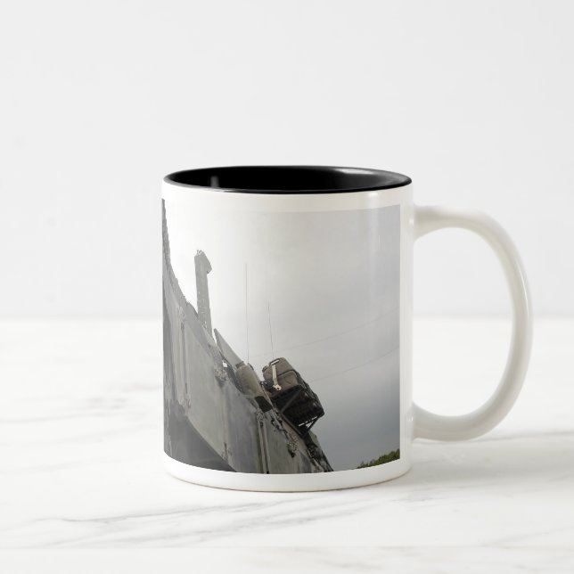 Caneca De Café Em Dois Tons Um veículo de recuperação de hercules da M88A2 (Direita)