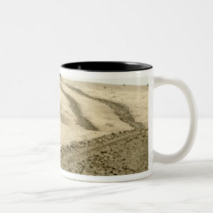 Caneca De Café Em Dois Tons Um veículo do assalto anfíbio