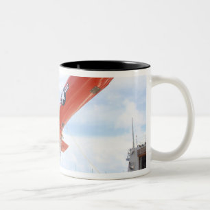 Caneca De Café Em Dois Tons Um zangão de BQM-74E Chukar pronto para o