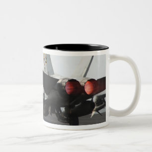 Caneca De Café Em Dois Tons Um zangão de F/A-18C lança-se da plataforma de v