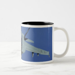 Caneca De Café Em Dois Tons Um zangão super do marinho F/A-18F dos E.U. em v