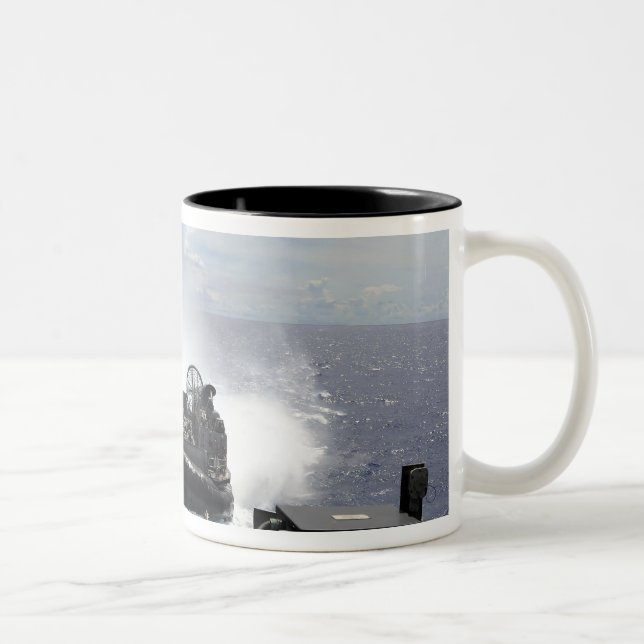 Caneca De Café Em Dois Tons Uma almofada de ar do artesanato de aterrissagem (Direita)