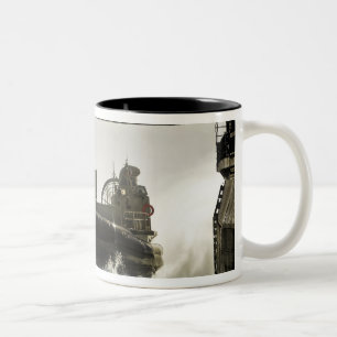 Caneca De Café Em Dois Tons Uma almofada de ar do artesanato de aterrissagem s