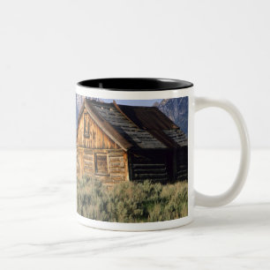 Caneca De Café Em Dois Tons Uma cabana de madeira e as montanhas Sawtooth em