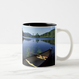 Caneca De Café Em Dois Tons Uma canoa repousa na margem do Little Long Pond