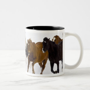 Caneca De Café Em Dois Tons Uma cena de inverno de cavalos correndo