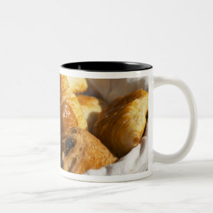 Caneca De Café Em Dois Tons Uma cesta de café da manhã com croissants e