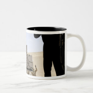 Caneca De Café Em Dois Tons Uma empilhadeira carrega a carga em A.A. - 130