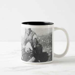 Caneca De Café Em Dois Tons Uma enfermeira que tende um homem ferido