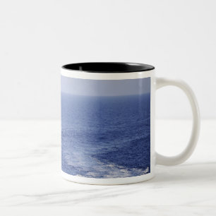 Caneca De Café Em Dois Tons Uma equipe portuguesa do marinho em um barco