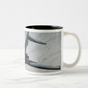 Caneca De Café Em Dois Tons Uma Força Aérea B-1B norte-americana a patrulhar u