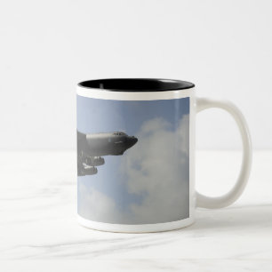 Caneca De Café Em Dois Tons Uma Força Aérea dos EUA B-52 Stratofortress em voo