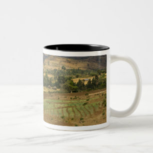 Caneca De Café Em Dois Tons Uma grande vista panorâmica de uma grande montanha